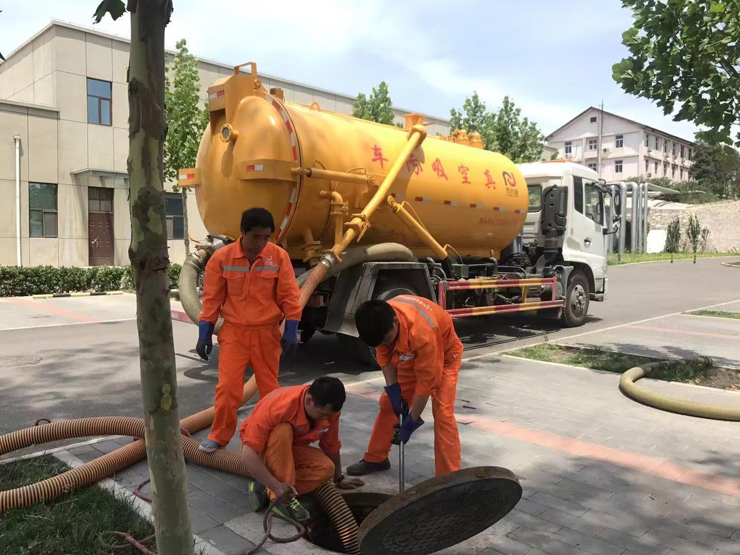 望都管道疏通车停在窨井附近